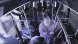 אשת קשישים דוחפת אוטובוס