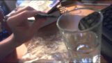 Litium i et glass vann