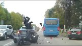 Neopatrný motocyklista se srazí s autem