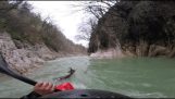 皮划艇男子救出一隻溺水的鹿