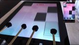 En robot registrerer i spil “Klaver fliser”