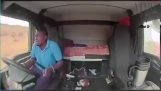 Un camionista viene colpito ma continua per la sua strada (Sud Africa)