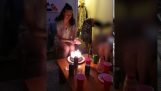 Jak sfouknout svíčky bez foukání