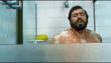 Ο Luciano Pavarotti τραγουδάει στο μπάνιο