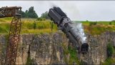 Локомотив пада от скала за снимките на „Невъзможна мисия 7“