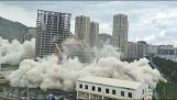 15 Gebäude werden gleichzeitig abgerissen (China)