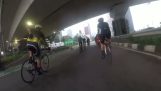 Tjuvar rycker en cyklists mobiltelefon