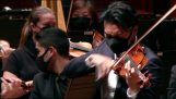 Солиста Реј Чен кида жицу на својој виолини