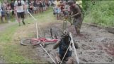 Il ciclista cade a capofitto nel fango