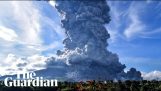 ระเบิดที่น่าประทับใจของภูเขาไฟสินาบังในอินโดนีเซีย