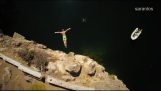 Dykning ud af klipperne i søen i Agios Nikolaos