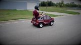 Plæneklipper motor til en børn i bilen