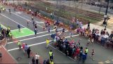 Beim Überqueren der Straße während des Boston-Marathons