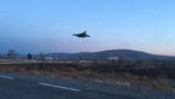 Die niedrige eine Sukhoi Su-37 führt zur Zerstörung fliegen