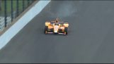 Fernando Alonso treffer to fluer i bilen hans
