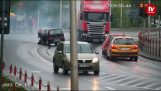 Truck passes red and collides with a Seicento