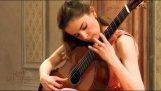 De gitarist Ana Vidovic interpreteert “Asturië”