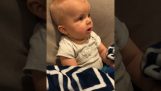 Un bebé escucha por primera vez su papá tocar la guitarra