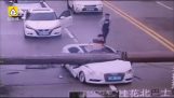 Водитель сохраняет чудо, Когда кран падает на его автомобиль