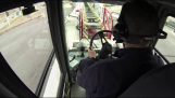 Πυροσβέστης οδηγεί το τρέιλερ ενός μεγάλου πυροσβεστικού οχήματος