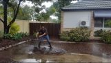 Υδραυλικός καθαρίζει ένα φρεάτιο μετά από πλημμύρα