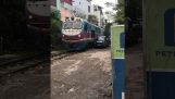 Απερίσκεπτο παρκάρισμα στο Βιετνάμ