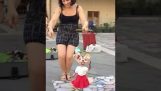Μια μαριονέτα χορεύει το Despacito