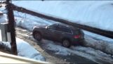 怒っているドライバーは雪の中で彼の車をクラッシュ