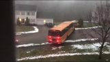 buzlu yolda kayması Okul otobüsü