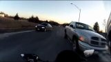 Farlig forbikjøring foran motorsykkelen