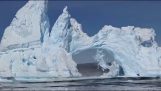 在格陵兰岛的冰山崩塌