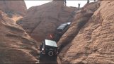 Jeep Cherokee σκαρφαλώνει σε ένα πολύ απότομο βράχο