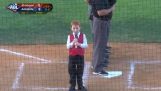 Ο μικρός Ήθαν έχει λόξιγκα καθώς τραγουδά τον εθνικό ύμνο