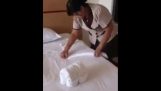 Pigen forbereder håndklæder