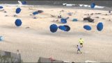 Danse des parasols sur la plage