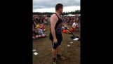 Hrozné tanečné pohyby mladíka v hudobný Festival