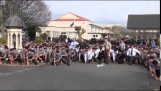 Studenty středních škol se vzdávající hold jejich učitel tance Jaca