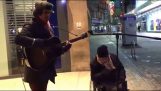 Potulný muzikant a bezdomovců v fantastickým duo