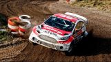 在比賽中Rallycross壯觀的超車技巧