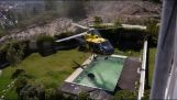 Helicóptero do incêndio enche a água de piscina