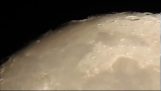 Eine Kamera zoomt zum Mond