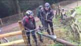 A kerékpáros akadt egy elektromos kerítés