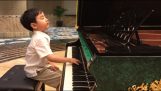 Päť rokov veku hrá na klavír Chopin