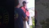 Man kauft Fallschirm aus dem Internet, und springen vom Balkon