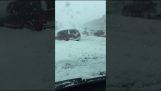 30 pilha carro na estrada nevado
