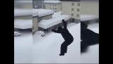 Hoppe fra vinduet i dyp snø