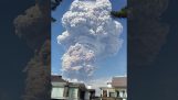 ثوران بركاني ضخم في إندونيسيا