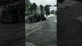 Zware vrachtwagen op een ijzige heuvel