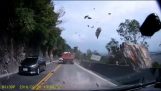 Οδηγός γλιτώνει για λίγο από πτώση βράχου στο δρόμο