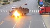 摩托車與卡車相撞，並包裹在火焰